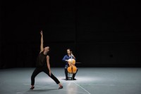 Marie Goudot Tanzt in Bachs Cellosuite (Jean-Guihen Queyras im Hintergrund). © Anne Van Aerschot