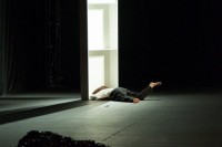 "41": Die Tänzerin steuert den eigenen Körper und beobachtet diese Aktionen zugleich.