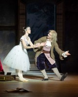 Swanilda mimt Coppélia, Coppélius erkennt den Schiwndel nicht und tanzt mit ihr. (Alice Firenze, Gabor Oberegger).