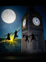 Peter Pan und sein Schatten fliegen über London, wo die Geschichte 1902 zum ersten Mal zu lesen war. 