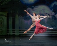 Weltstars aus Wien: Olga Esina und Jakob Feyferlik springen synchron. "Sylvia" von Manuel Legris für das Wiener Staatsballett choreografiert. 