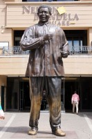 Statue Nelson Mandelas in Johannesburg, wo er 2013 verstorben ist. ©  anagoria / wikipedia