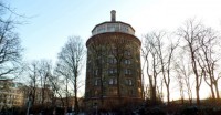 Der alte Wasserturm in Berlin, wo die Schule im Roman angesiedelt ist. © wikipedia.