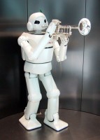 Trompetenspielender Roboter von Toyota. Schon im 18. Jahrhundert hat der Schweizer Uhrmachermeister Jacques de Vauconson einen mechanischen Flötenspieler konstruiert.   © GNU Free Documentation License