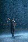 Kurzes Abgleiten in den Kitsch: Yuli ( Mario Sergio Elias) tanzt selbstvergessen im Regen. (