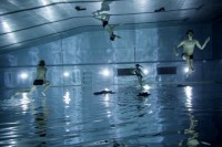 Die Spiegelung täuscht: Hungry Sharks tanzen auf dem Wasser, gehen auf dem Plafond.