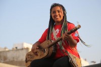 Asmaa Hamzaoui zupft die Guembri und lässt mit ihrer Gruppe, Bnat Timbuktou, die alte Gnawa Musik aus Marokko hören. © Khalil Mounji 