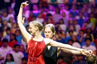 Monsterstars Olga Esina und Kirill Kourlaev tanzen im Monsterkonzert. 
