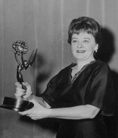 Ruth White (1914–1969) spielte bei der Uraufführung in New York die Winnie. Im Bild mit einer Emmy. © californiauser001 / wikipedia, Free license