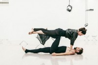 Die charismatische Tänzerin Alix Eynaudi mit Mark Lorimer in „Redefining Action(ism)“  ImPulsTanz 2015, mumok. © Carollina Miernik