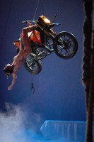 Gefährliche Akrobatik am fliegenden Motorrad