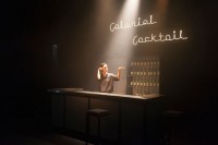 Stefanie Sourial mixt den „Colonial Cocktail“ Nr. 3 im studio brut. ©  abionaestherojo