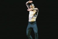 Flamenco: Dabei wird auch dem Tänzer heiß, die Jacke wird weggeworfen, die Muskulatur wird sichtbar.