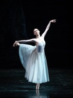 Madison Young als Moyna in "Giselle".