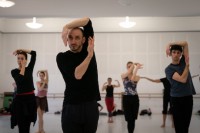 András Lukács probt für die Wiederaufnahme und verändert seine Choreografie "Movements to Strawinsky". Ashley Taylor fotografierte im Ballettsaal.  © Wiener Staatsballett / Ashley Taylor 
