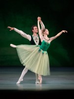 Roman Lazik und Madison Young in"Diamonds", Teil eins von  George Balanchines "Jewels",  © Wiener Staatsballett / Ashley Taylor 