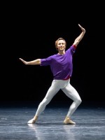 Dumitru Taran in Hans van Manens Ballett für drei Männer "Solo".  © Wiener Staatsballett / Ashley Taylor 