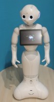 Pepper, der humanoide Roboter, reagiert auf Mimik und Gestik der Menschen, doch selbst fühlt er gar nichts. Er führt Rechenoperationen aus.  © Xavier Caré / Wikimedia Commons