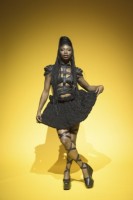 Nicht nur singend bewegt sich die Sängerin Dobet Gnahore auf der Bühne. Geduld ist erforderlich, die Königin des Afropop kommt erst in einem Jahr, am 28. April 2021, nach St. Pölten. © Franck Olivier 
