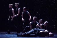 Bewegen, Stillstehen, Fallen, Liegen: Ballet BC Vancouver tanzt "Solo Echo" von Crystal Pite. © Michael Slobodian