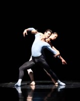 George Balanchine / Igor Strawinski: "Duo Concertant". Davide Dato mit Kiyoka Hashimoto zeigen als flockenleichtes Paar Musikalität und Tanzfreude. 