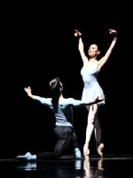 "Duo Concertant": So soll es sein, der Ballerino kniet vor der Ballerina (Masayu Kimoto, Liudmila Konovalova). © The George Balanchine Trust 