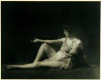Isadora Duncan posiert für einen unbekannten Fotografen. © gemeinfrei