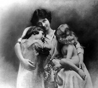 Isadora mit ihren beiden Kindern Deirdre und Patrick, fotografiert von Otto Wegener etwa ein Jahr vor dem Unglück. © gemeinfrei