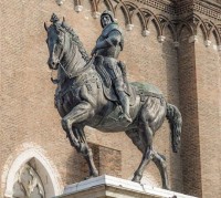 Leonardos Reiterstatue ist nicht gegossen worden, hingegen hat Andrea del Verrocchio die seine fertiggestellt.1496 wurde sie auf dem Campo Santi Giovanni e Paolo in Venedig errichtet. Der Dargestellte, Condottiere Bartolomeo Colleoni, hat sie selbst bestellt. © wikipedia