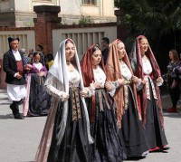 In Sardinien werden die Traditionen gepflegt. Hier beim jährlichen Trachtenfest, der Cavalcata Sarda. © Gianni Careddu / wikimedia 