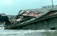 Die Brücke stürzte über die gesamte Strombreite ab, Teile fielen ins Wasser, andere landeten auf der Wiese des Inundationsgebietes. © Hans Sladek