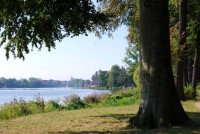 Emmys Geheimnis liegt an einem der Seen in Potsdam.Im Bild. Heiliger See mit Blick auf sas Marmorschloss. © wikipedia 