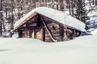 Im Winter steckte die Hütte oft bis unters Dach im Schnee, und  die Vorräte gingen zu Ende. © pixabay / gemeinfrei