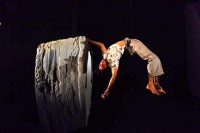 Tänzer:innen und Objekte schweben in Pia Metuhens Choreografie "The Future Is Not What It Used To Be". © Rob Hogeslag