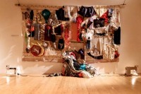 Stoffliche Installation von Nina Sandino: "How Many Layers?". Die Künstlerin selbst ist in der Mitte (nicht) zu sehen, unter Stofffefetzen und Tüchern verborgen. 