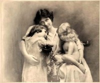 Isadora Duncan mit ihren Kindern Patrick und Deirdre. © gemeinfrei