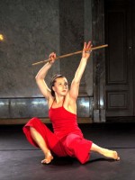 Katharina Senk tanzt mit dem Stab (nach Rosalia Chladek).