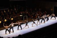 Yaron Lifschitz choreografiert für den Circa Contemporary Circus Beethovens 9. Symphonie. © Laura Manariti 