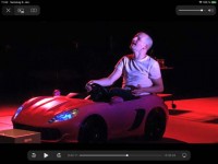 Michael Turinsky als Herrenfahrer im roten Cabrio. © Screenshot / Video Michael Loizenbauer