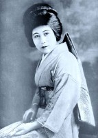 Die schöne japanische Schauspielerin Tsuru Aoki hat in Hollywood Karriere gemacht und wurde sowohl geliebt wie gehasst. Das Foto entstand 1920. © wikimedia.wikimedia