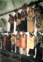 Der Gang für die verstorbenen Priester im Kapuzinerkloster von Palermo. © wikipedia / gemeinfrau
