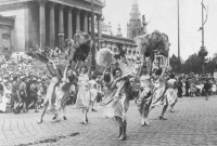 Es war einmal: Die "Tanzende Strasse", Festumzug 1929,  inszeniert von Rudolf von Laban. © Archiv
