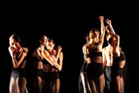 Sonia Dvořák nennt ihre Choreografie für 10 Tänzer.innen "Die Qual(len)". Auf Spitze zum "Stabat mater" Vivaldis getanzt. 