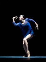 Nicht nur die Musik von Philip Glass, auch die Körpersprache erinnert mich an Stephan Thoss und das von ihm kreierte Ballett "Blabarts Geheimnis."