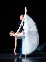 Elena Bottaro als geisterhafte Giselle, Denys Cherevychko tanzt den reuigen Albrecht. 