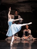 Noch ist die kleine dörfliche Welt in Ordnung: Elena Bottaro ist die fröhlich tanzende Giselle. 
