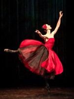 Irina Tsymbal, viele Jahre  Erste Solotänzerin im Wiener Staatsballett, zeigt Anna Pavlovas Kreation "Kalifornischer Mohn": Die Tänzerin als zarte Blume. 