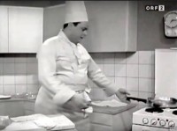 Helmut Misak , der erste österreichische Fernsehkoch, in der ORF-Fernsehküche (1963). © orf / YouTube