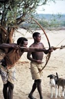 Angehörige der Hadza im afrikanischen Tansania, eines der letzten Völker, die als traditionelle Jäger und Sammler leben (2007).  © Idobi / wikipedia 