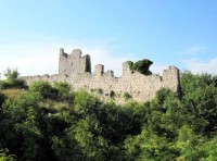 Reste mittelalterlicher Burgen, in denen die "Besitzer" des Dorfes gelebt haben, gibt es in ganz Europa zu finden. Hier ist die Burg Vrana in Kroatien abgebildet. © koratien-nachrichten.de 